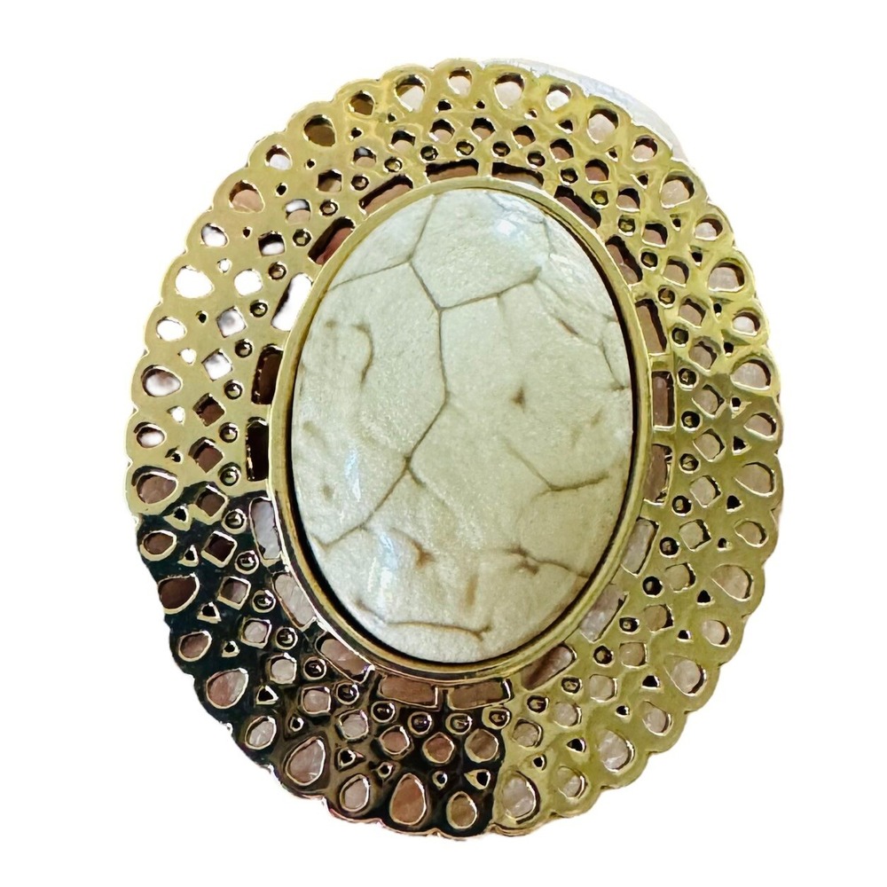 Medallion Ring Gold Tone Oval Cream Stone Statement Vintage Size 6 Avon Avanti - Picture 2 of 7